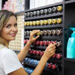 Jak zarządzać zapasami produktów w salonie fryzjerskim?